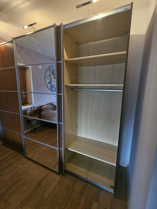 Kledingkast met schuifdeuren en spiegel