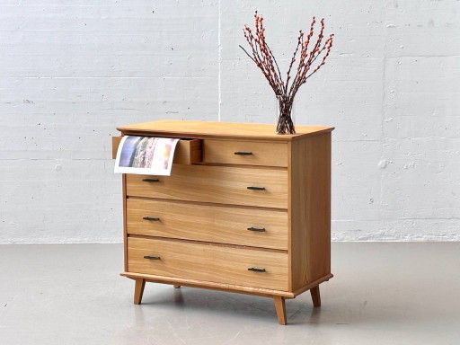 Commode van essenhout uit het midden van de vorige eeuw, jaren 60.