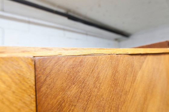 Image 1 of Armoire 1950 Mid-Century-Modern chêne en frisage 2 portes, 2 tiroirs, 4 étagères, 30cm de penderie et miroir 54x18cm