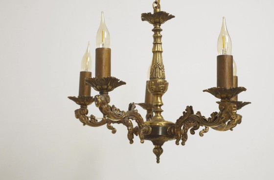 Image 1 of Vintage Franse messing kroonluchter, antieke plafondlamp in rococo-revival Louis XV-stijl met 5 armen en gezichtsmotieven.