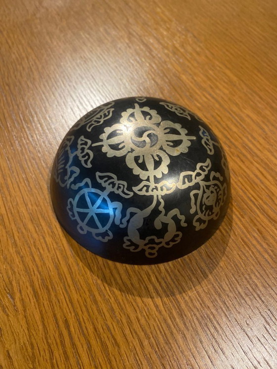Image 1 of Klein metalen klankschaaltje met houten hamer – decoratief & meditatief
