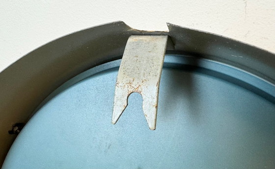 Image 1 of Beige industriële fabriekswandklok van Pragotron, jaren 60