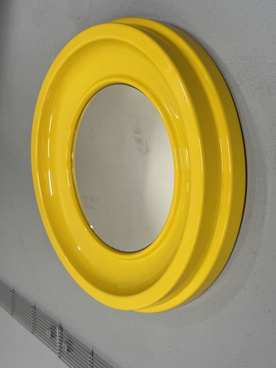 Image 1 of Ronde Gele Spiegel uit de Jaren 70 – in de stijl van Kartell space age 