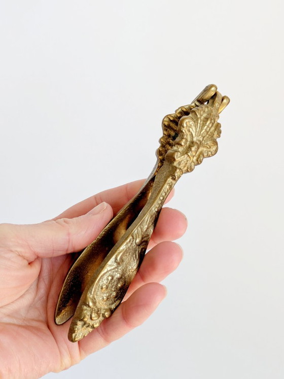 Image 1 of Vintage messing notenkraker met fleur-de-lys, sierlijke bloemenversiering voor een Hollywood Regency keuken.