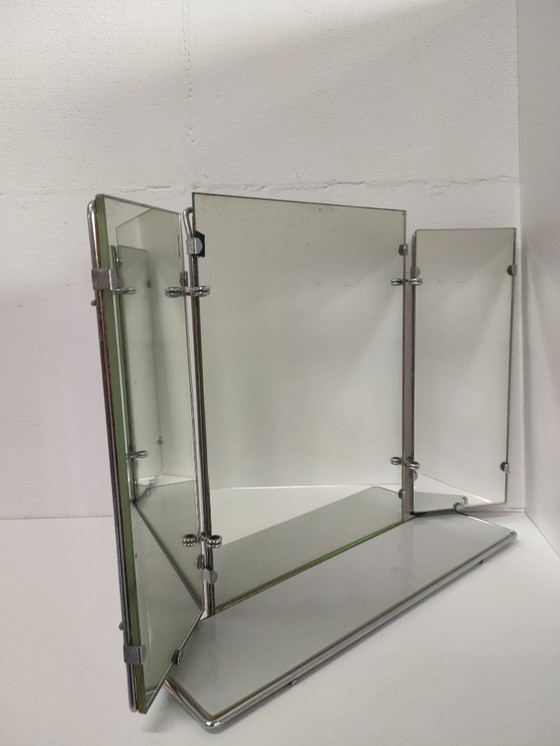 Image 1 of Miroir de salle de bain triptyque vintage de style Art déco avec étagère