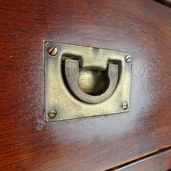 Image 1 of Engelse campagnecommode met messing beslag – 20e eeuw