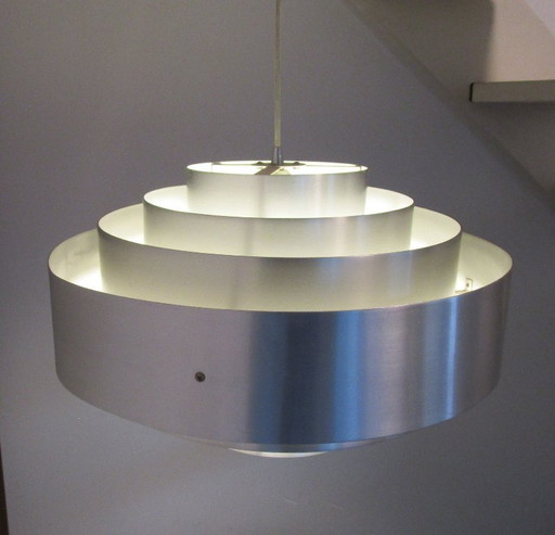 Lampe suspendue Linea Verdace en acier inoxydable.