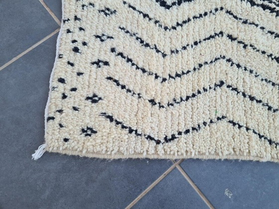 Image 1 of Tappeto Beni Ouraine in pura lana tradizionale bianca e nera, 150/250 cm