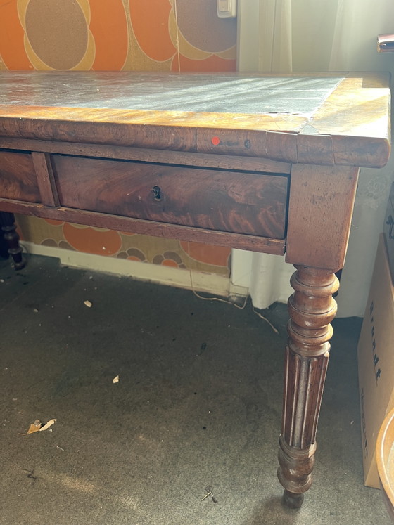 Image 1 of Scrivania antica in legno massello con cassetti e piano in pelle nera, stile XIX secolo.