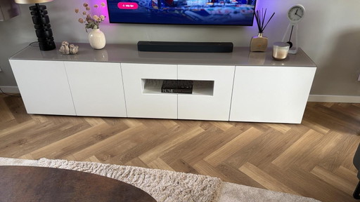 Mueble de TV Karat con 2 armarios de pared Karat.