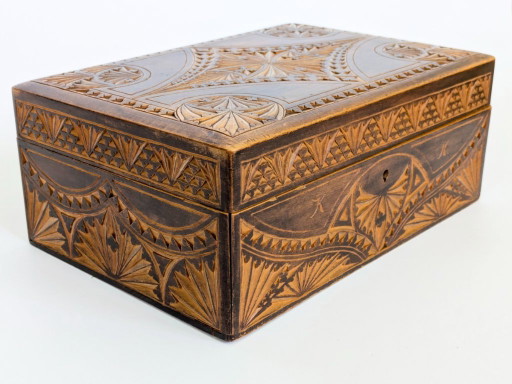 Antique Folk Art Chip Carved Wooden Box Treasure Chest – decoratieve objecten