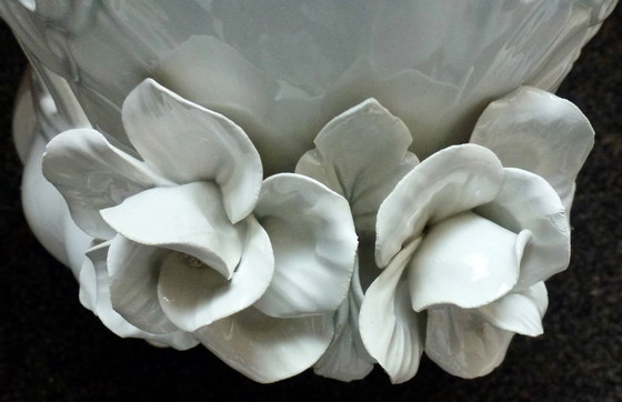 Image 1 of Vintage Jardiniere / Plantenbak Met Prachtige Keramische Bloemen