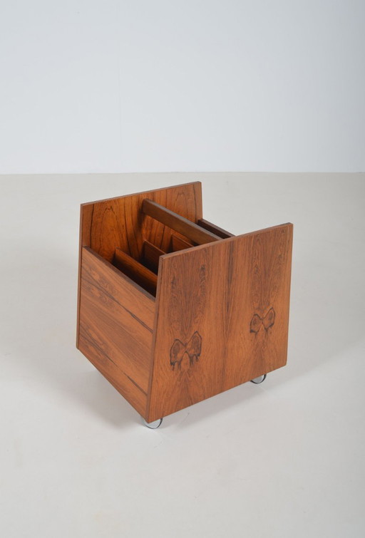 Revistero noruego de palisandro diseñado por Rolf Hesland para Bruksbo, década de 1960.