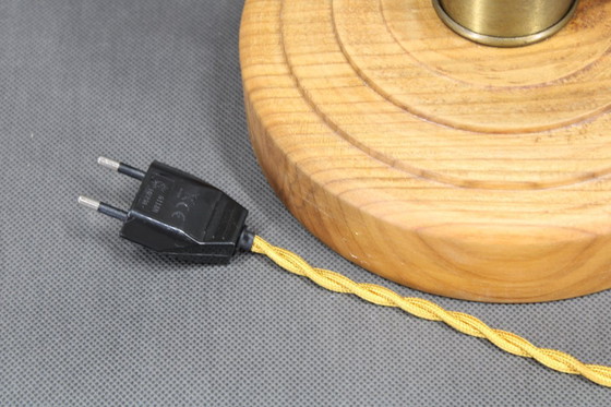 Image 1 of Lampe de table en laiton restaurée des années 1930 avec base en bois et abat-jour en verre