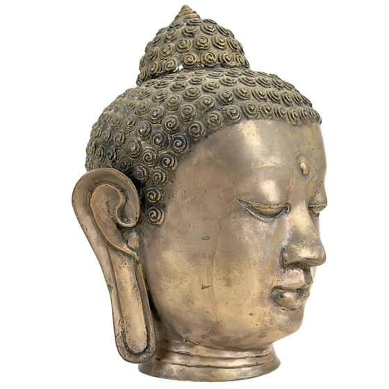 Patinated brass-bronze Buddha head in classic Thai Sukhothai style. – Sculpture, Vintage (photo 2 of 8)