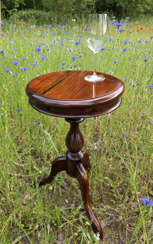 Eleganter Vintage-Weintisch aus Mahagoni mit Dreibeingestell