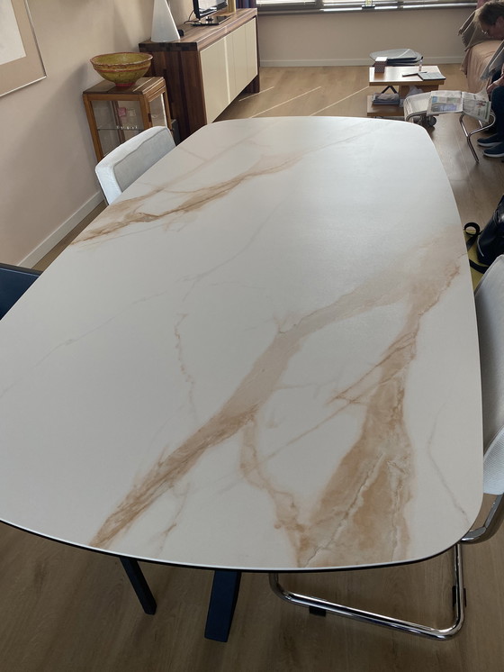 Image 1 of Tavolo da pranzo ovale danese Montello con piano in ceramica effetto marmo bianco.