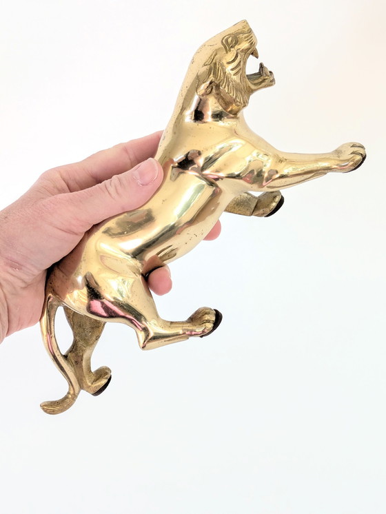 Image 1 of Statuetta vintage in ottone massiccio raffigurante una leonessa o una tigre | Scultura di metà secolo | Lunghezza 24,5 cm