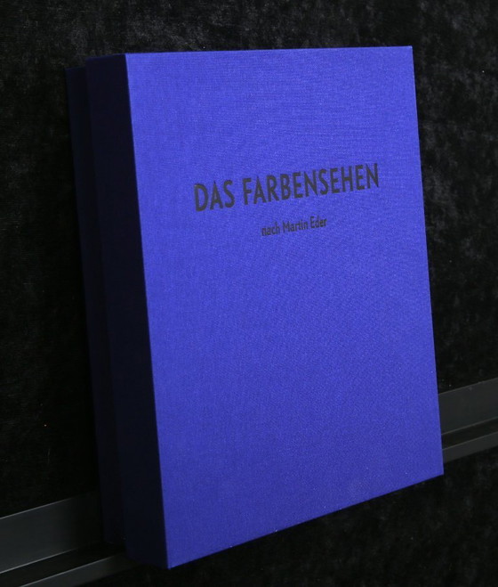 Image 1 of Caja de objetos firmada «Visión del color – Martin Eder – El método hipnótico de inducción espectral binocular»