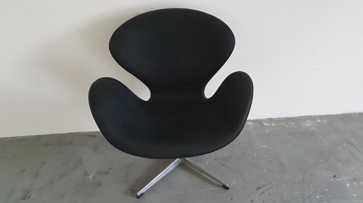 Frits Hansen swan chair in zwart nubuck leder in hoogte instelbaar uit 1965