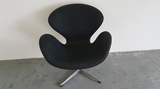 Image 1 of Frits Hansen swan chair in zwart nubuck leder in hoogte instelbaar uit 1965