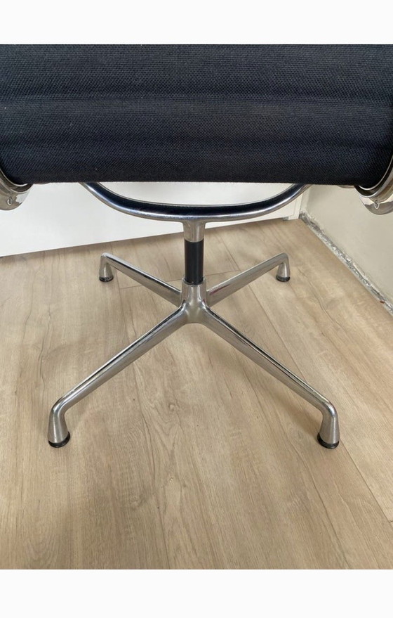 2x Vitra Eames Miller EA 107 bureaustoel – Bureaustoelen, Textile, Aluminium (photo 6 of 6)