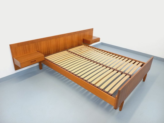 Image 1 of Letto matrimoniale vintage scandinavo in teak degli anni '60 con comodini integrati e base a doghe.
