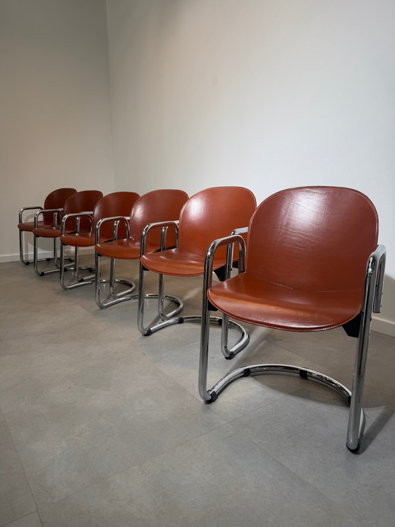 *Juego de 6 sillas “Dialogo Dessau” de Tobia & Afra Scarpa para C&B Italia – Piel color coñac, estilo Bauhaus (photo 5 of 10)