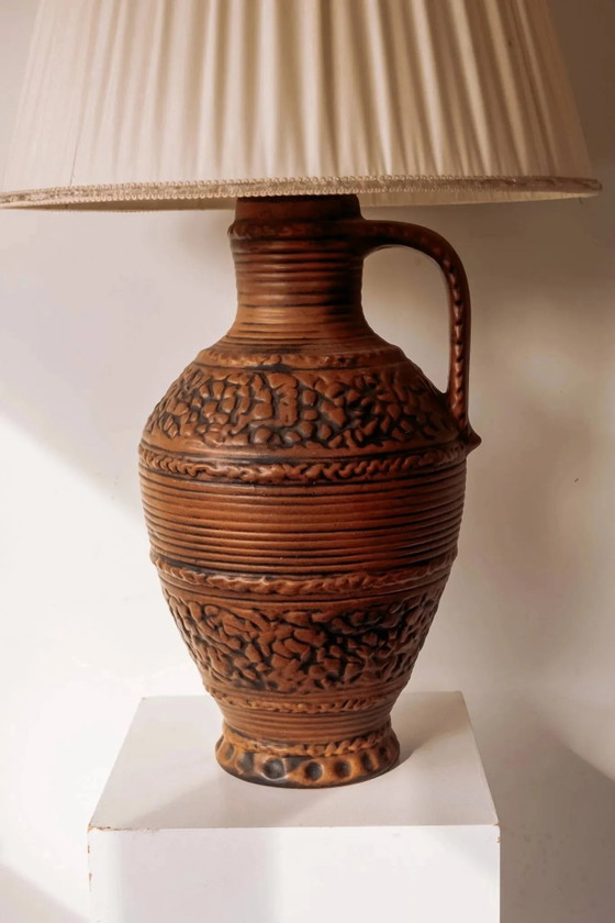Große Keramik Tischlampe aus Westdeutschland mit plissiertem Schirm. – Tischlampen, Porzellan, Vintage (photo 2 of 10)