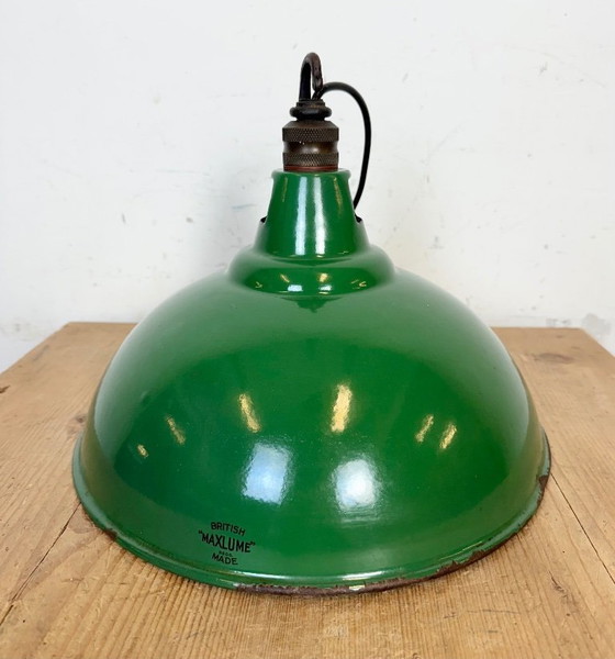 Image 1 of Lámpara colgante industrial británica de esmalte verde de Maxlume, década de 1960