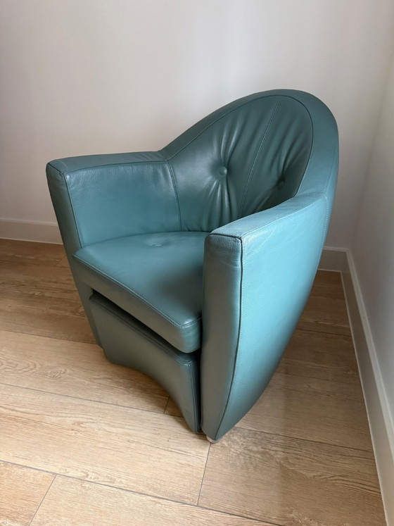 Image 1 of Sillón Leolux Carabita con otomana, tapizado en piel verde oliva.