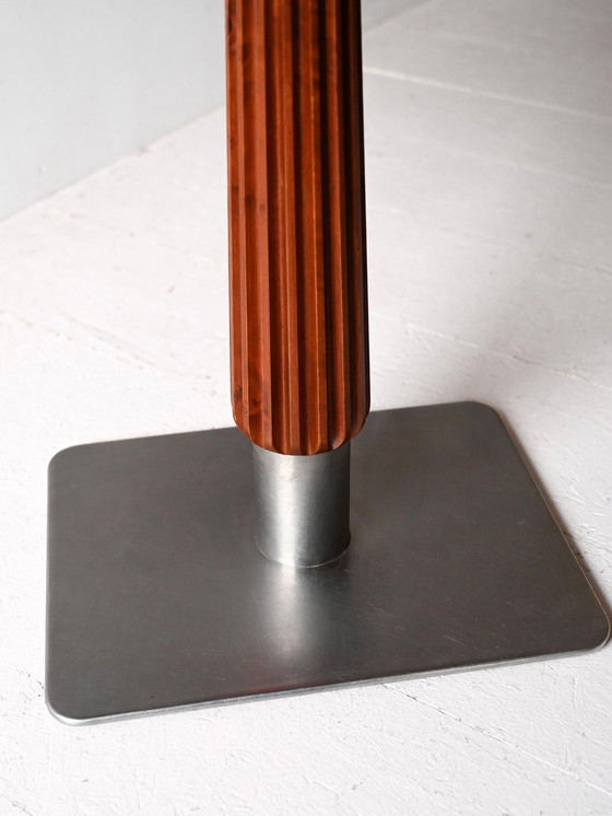 Image 1 of Tavolo da bar in mogano con base in acciaio e stelo intagliato