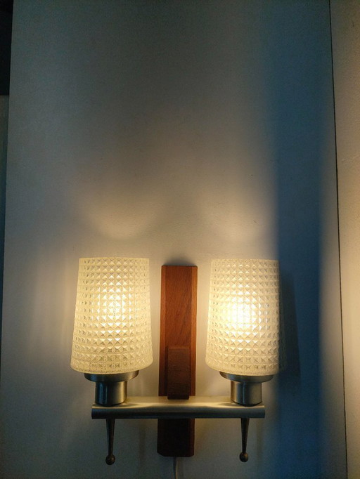 Skandinavische Wandlampe aus den 1950er/60er Jahren mit 2 wabenförmigen Glasschirmen