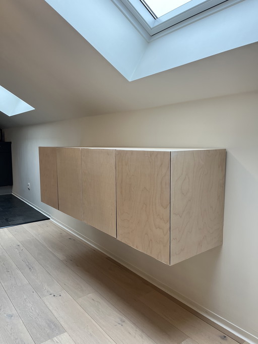 Entwurf eines schwebenden Wandschranks aus Birkensperrholz