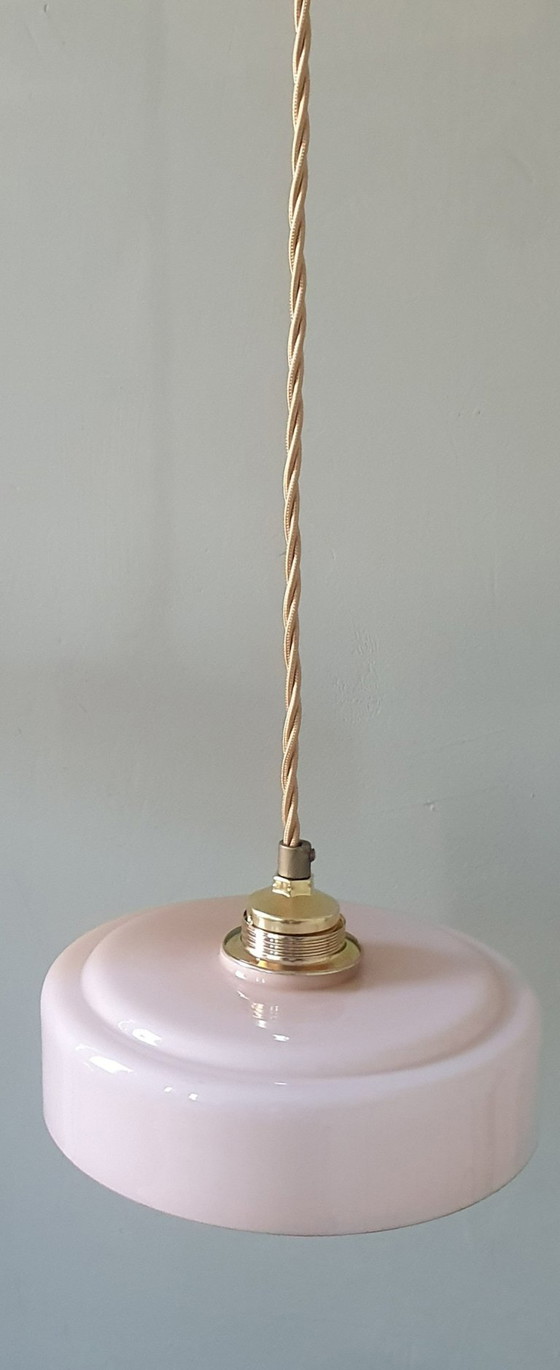 Image 1 of Suspension Art Déco vintage en verre opalin rose pastel.