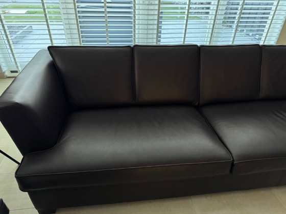 Image 1 of Banquettes en cuir, dont une avec méridienne.