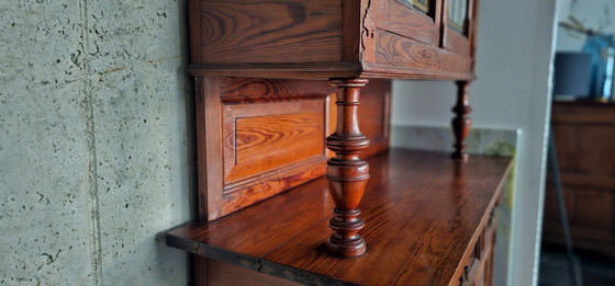 Image 1 of 2 identieke Art Nouveau vitrines uit circa 1900 met geglazuurd glas