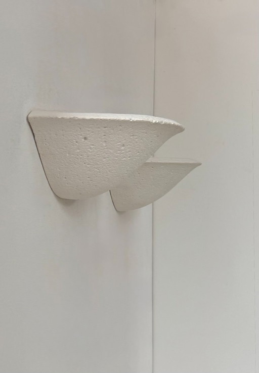 Een paar vintage wandlampen, mat wit stucwerk met een steenachtige afwerking, Frankrijk, 1970.