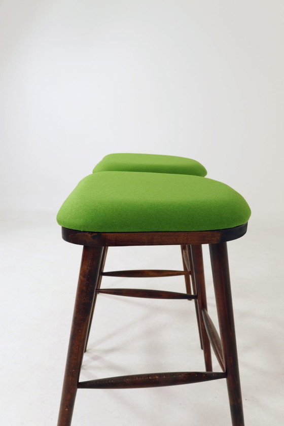 Image 1 of Set van twee beukenhouten krukjes uit het midden van de 20e eeuw | Groene wollen bekleding | Scandinavische stijl