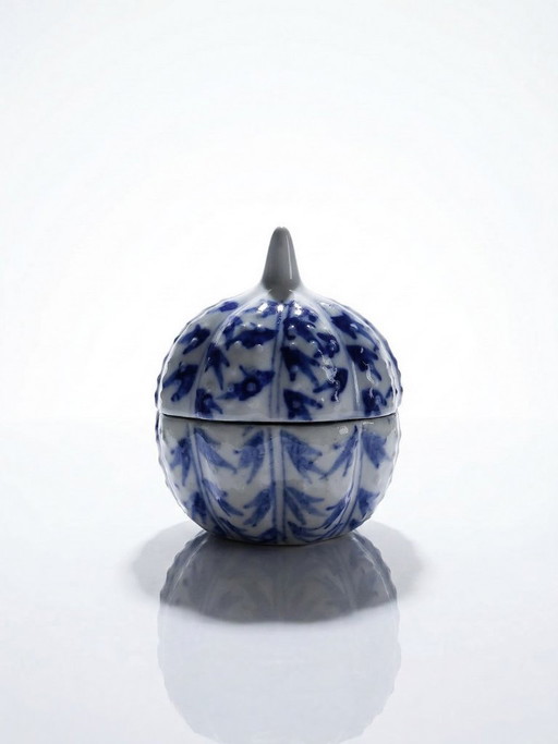 Pequeño joyero antiguo de porcelana china azul y blanca pintado a mano.