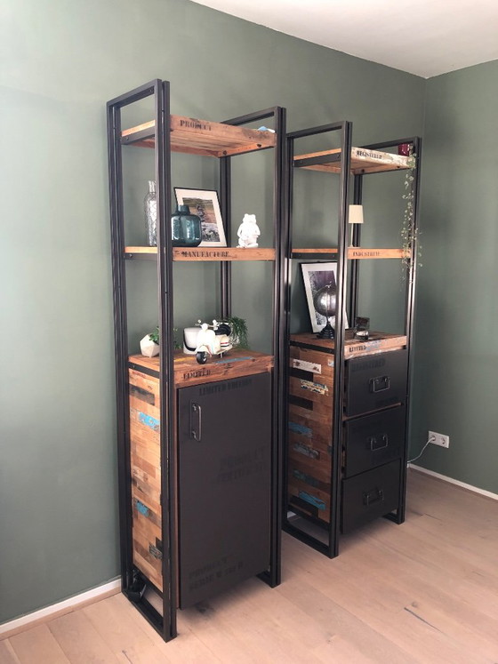 Wall cabinets – Metal (photo 10 of 11)