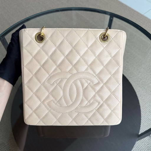 Chanel PST Petite Shopping Tote – Gestepptes, genarbtes Kalbsleder in Caviar-Optik, hellbeige, goldfarbene Beschläge