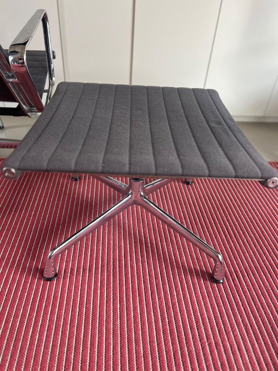 Image 1 of Poltrona Vitra Eames EA 124 Hopsak antracite – Cromo + Pouf
