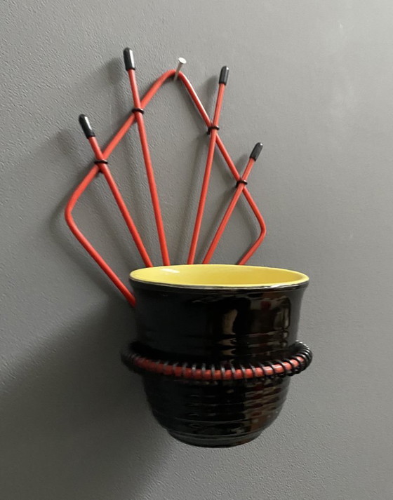 Image 1 of Portavaso da parete rosso + vaso in ceramica anni '60