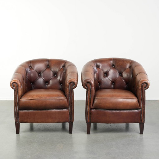 2x karaktervolle en warme schapenleren clubfauteuil in Engelse chesterfield stijl