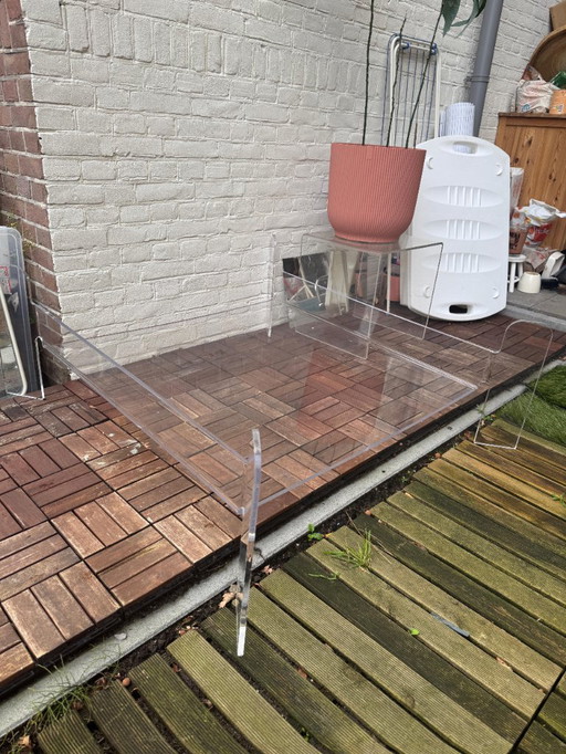 Wunderschöner Plexiglastisch mit einzigartigem Design