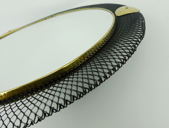 Image 1 of Franse wandspiegel uit de jaren 50 (mid-century stijl) met draadgaasframe en messing accenten.