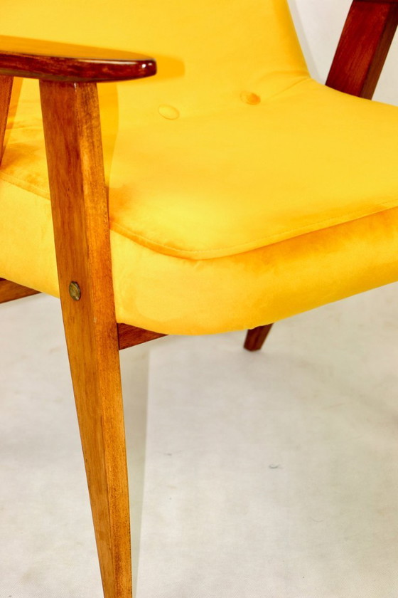 Image 1 of Gelbgoldener Sessel Modell 366 von Józef Chierowski, 1970er Jahre