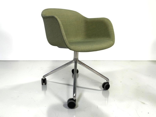 Poltrona Muuto in fibra verde oliva - base girevole su ruote – fauteuils, Plastic (photo 2 of 6)