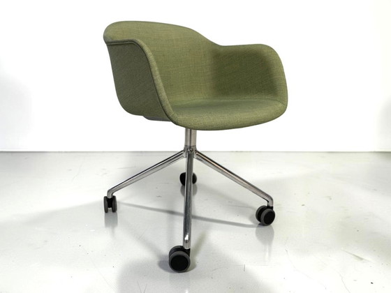 Muuto Fiber Armchair olijfgroen - swivel onderstel op wielen – Fauteuils, Plastic (photo 2 of 6)